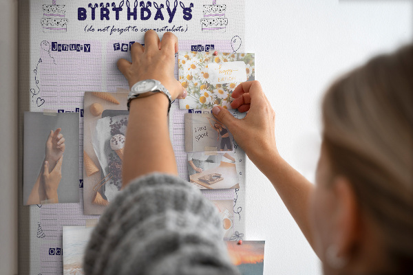 Tablica korkowa na ścianę Kalendarz urodzin z kolorowymi balonami