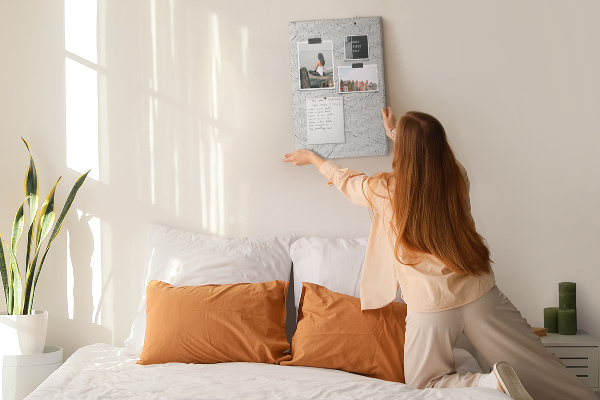 Tablica korkowa na ścianę Abstrakcyjne linie i fale na tle