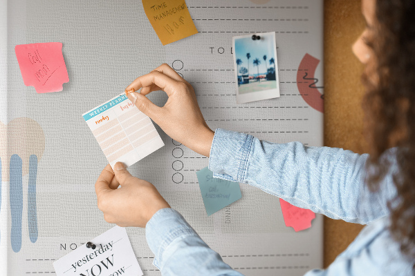 Korkowa tablica Kolorowy planner z abstrakcyjnymi kształtami
