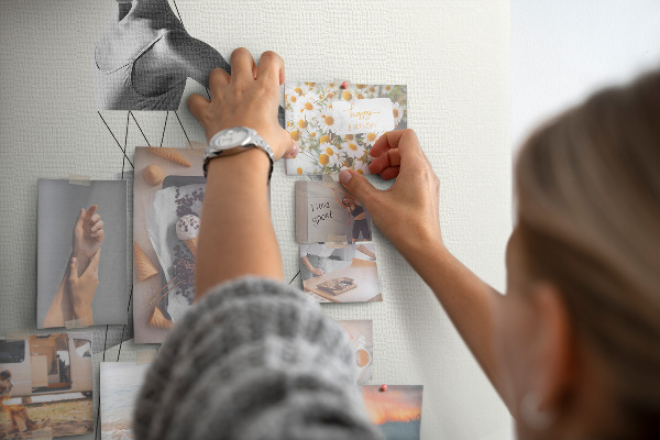 Tablica korkowa ozdobna Taniec w sieci niewidzialnych nici