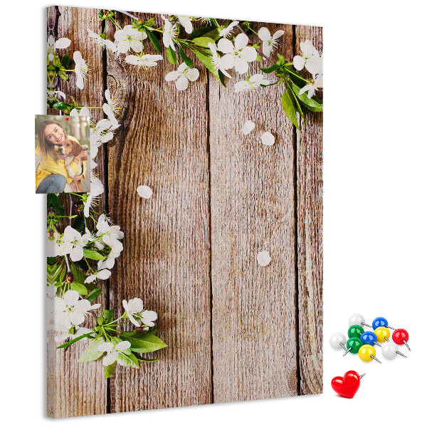 Korkowa tablica Kwiaty na tle drewnianych desek