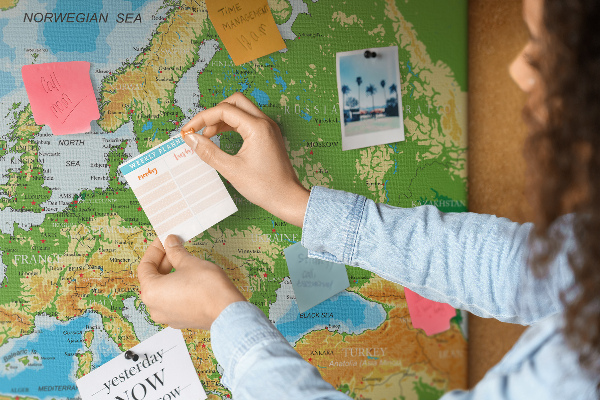 Tablica korkowa Mapa Europy z oznaczeniami geograficznymi.