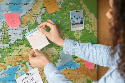 Tablica korkowa Mapa Europy z oznaczeniami geograficznymi.