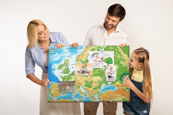 Tablica korkowa Mapa Europy z oznaczeniami geograficznymi.