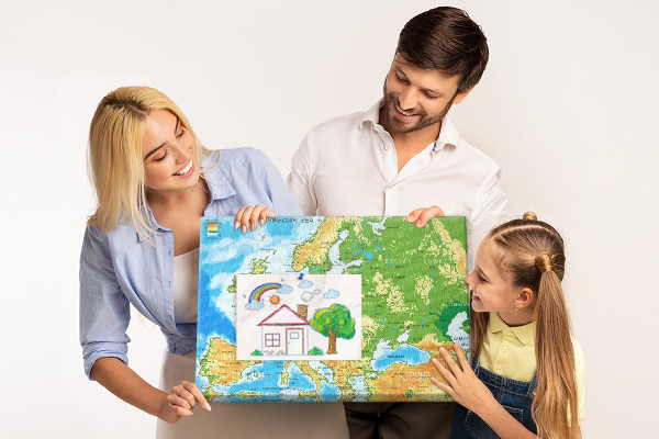 Tablica korkowa Mapa Europy z oznaczeniami geograficznymi.