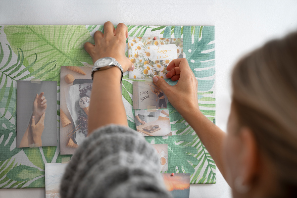 Tablica korkowa Zielone liście tropikalnych roślin w akwareli