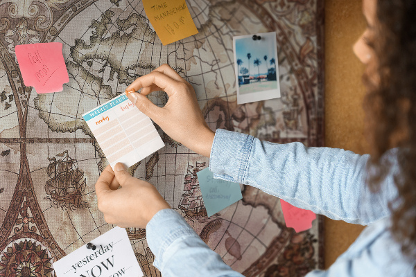 Tablica korkowa Stara mapa świata z morskimi motywami