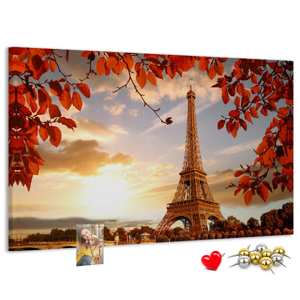 Tablica korkowa Eiffel Tower w jesiennej scenerii.