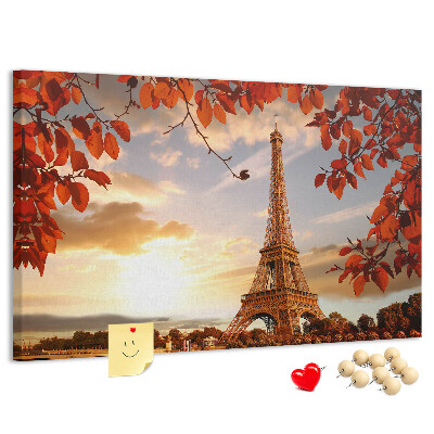 Tablica korkowa Eiffel Tower w jesiennej scenerii.