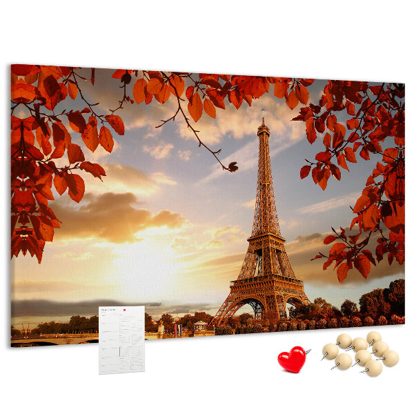 Tablica korkowa Eiffel Tower w jesiennej scenerii.