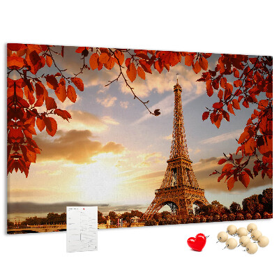 Tablica korkowa Eiffel Tower w jesiennej scenerii.