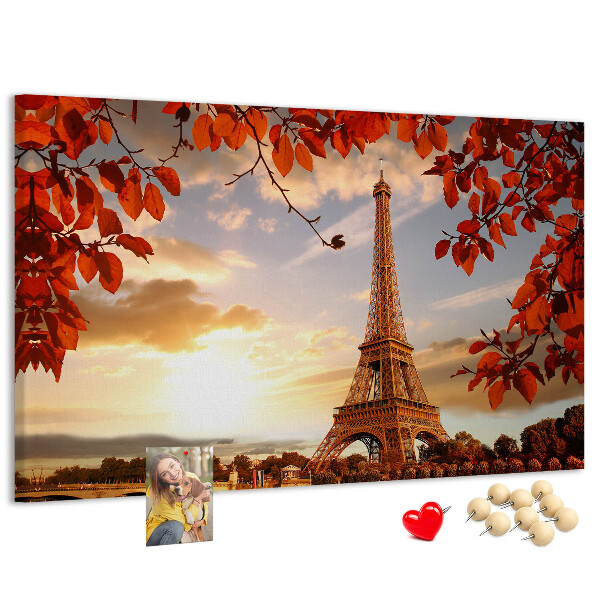 Tablica korkowa Eiffel Tower w jesiennej scenerii.