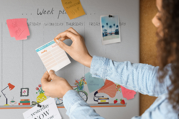 Tablica korkowa ozdobna Kolorowy planner tygodniowy z motywami biurowymi
