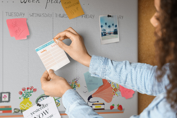 Tablica korkowa ozdobna Kolorowy planner tygodniowy z motywami biurowymi