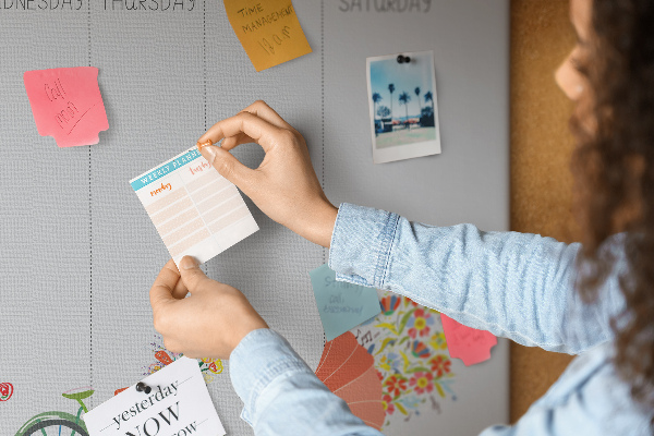 Tablica korkowa ozdobna Kolorowy planner tygodniowy z motywami biurowymi