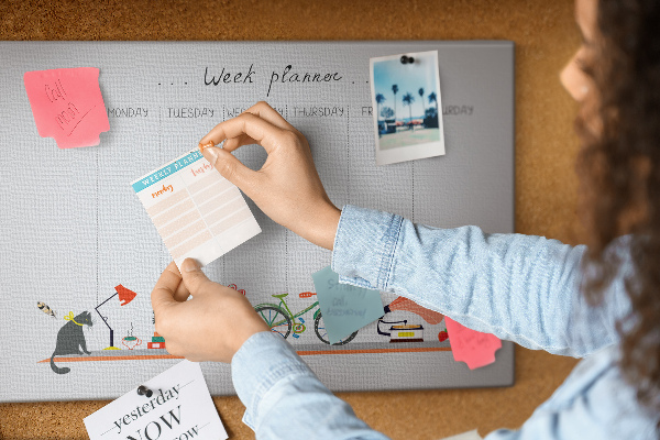 Tablica korkowa ozdobna Kolorowy planner tygodniowy z motywami biurowymi