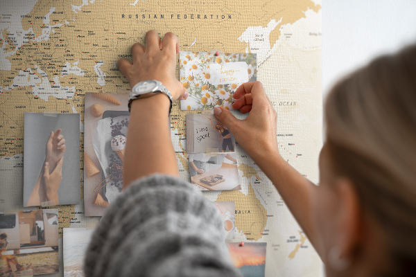 Tablica korkowa z nadrukiem Mapa świata z oznaczeniami lokalizacji.