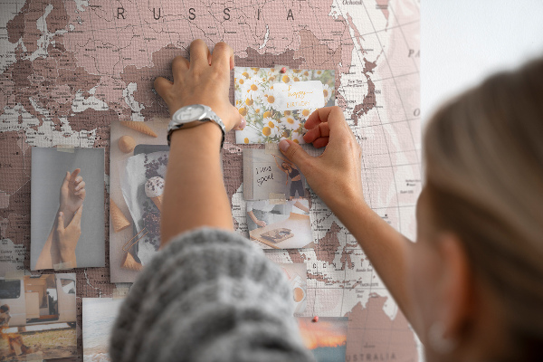 Tablica korkowa z nadrukiem Mapa świata w odcieniach różu.