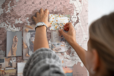 Tablica korkowa z nadrukiem Mapa świata w odcieniach różu.