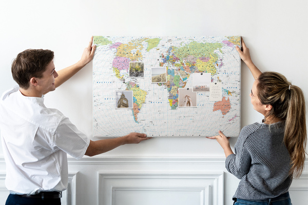 Tablica korkowa ozdobna Mapa świata z kolorowymi kontynentami