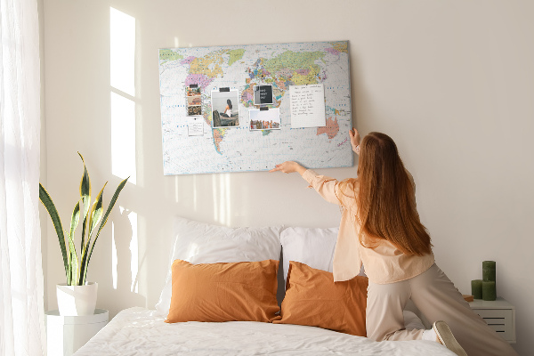 Tablica korkowa ozdobna Mapa świata z kolorowymi kontynentami