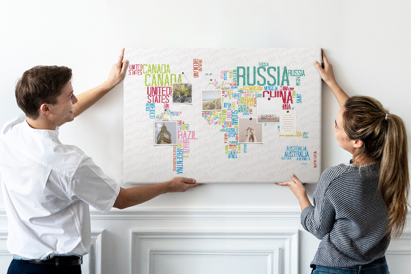 Tablica korkowa Mapa świata z nazwami krajów w kolorach