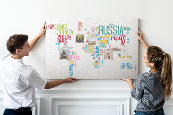 Tablica korkowa Mapa świata z nazwami krajów w kolorach