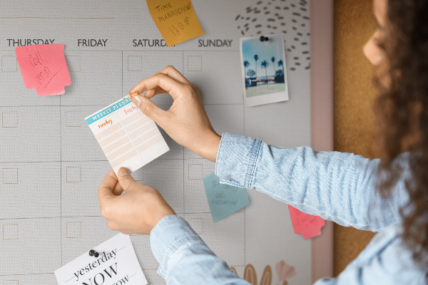 Tablica korkowa Stylowy planner miesięczny z roślinnymi akcentami
