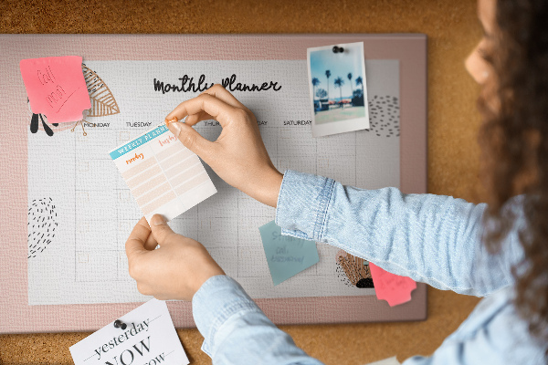 Tablica korkowa Stylowy planner miesięczny z roślinnymi akcentami