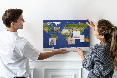 Tablica korkowa z nadrukiem Mapa świata z kolorowymi pinami.