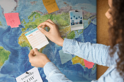 Tablica korkowa z nadrukiem Mapa świata w pastelowych kolorach.