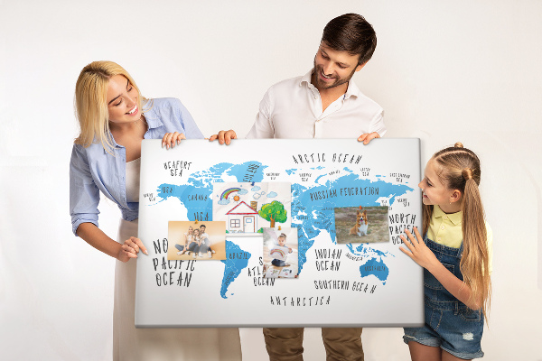 Tablica korkowa Mapa świata z nazwami oceanów i krajów