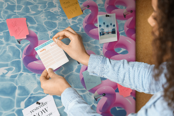 Tablica korkowa ozdobna Różowe flamingi na tle niebieskiej wody