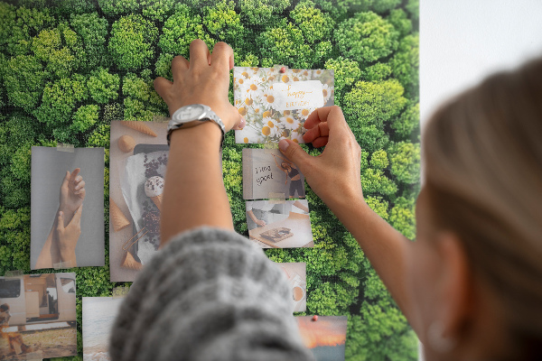 Tablica korkowa Zielony las z gęstą roślinnością