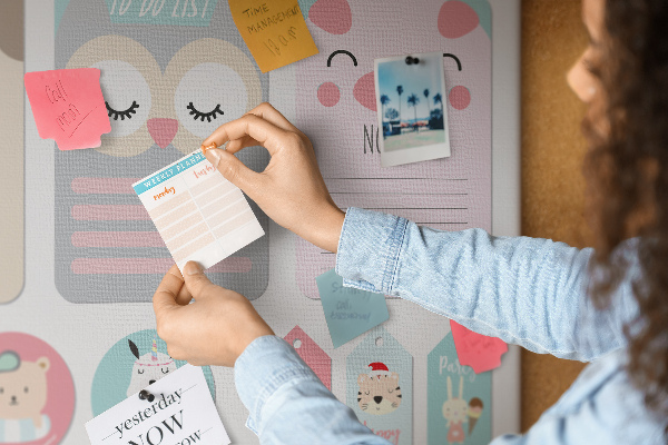 Tablica korkowa ozdobna Kolorowe notatniki z uroczych zwierzętami