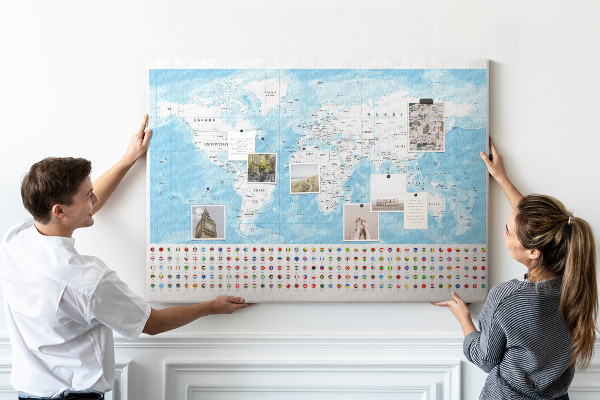 Tablica korkowa ozdobna Mapa świata z kolorowymi pinezkami