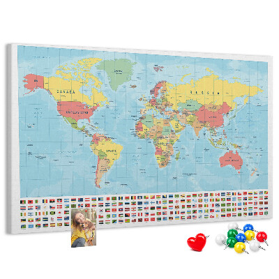 Tablica korkowa Mapa świata z kolorowymi flagami.