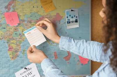 Tablica korkowa Mapa świata z kolorowymi flagami.
