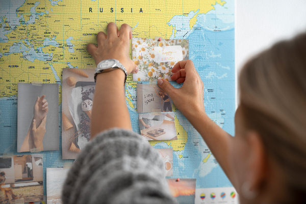 Tablica korkowa z nadrukiem Mapa świata z kolorowymi pinezkami