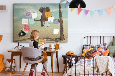 Tablica korkowa z nadrukiem Słoń na gałęzi w pustynnym krajobrazie