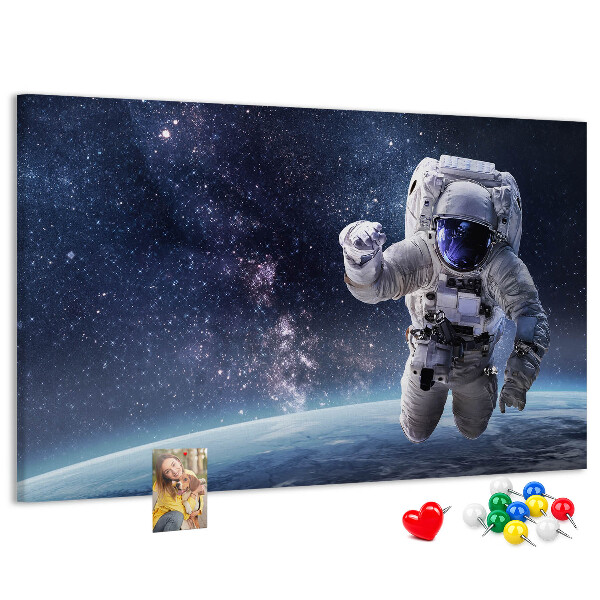 Tablica korkowa Astronauta w kosmicznej przestrzeni gwiazdowej