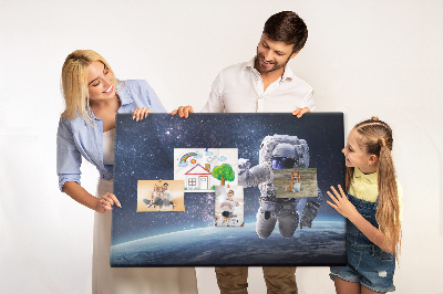 Tablica korkowa Astronauta w kosmicznej przestrzeni gwiazdowej
