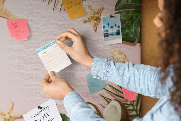 Tablica korkowa z nadrukiem Tropikalny krajobraz z muszlami i liśćmi