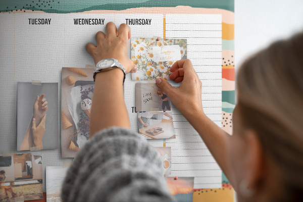Tablica korkowa z nadrukiem Kolorowy planner z tygodniowym układem dni