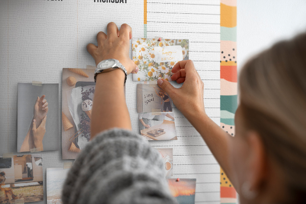 Tablica korkowa z nadrukiem Kolorowy planner z tygodniowym układem dni