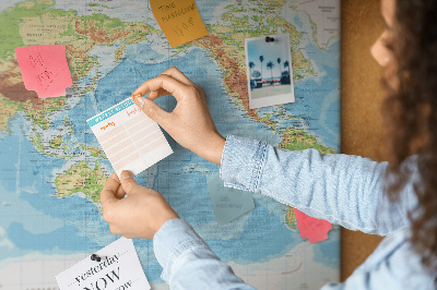 Tablica korkowa Mapa świata z kolorowymi kontynentami.