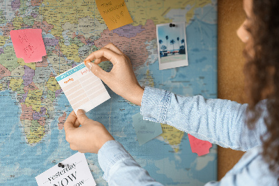Tablica korkowa Mapa świata z kolorowymi kontynentami.