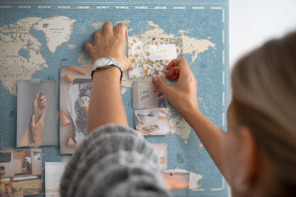 Tablica korkowa ozdobna Stara mapa świata z delikatnym tłem