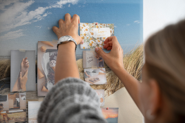 Tablica korkowa ozdobna Spacer po plaży w letnim słońcu