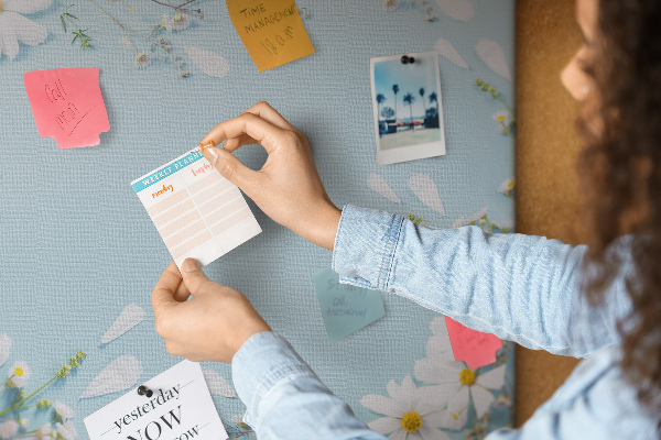 Tablica korkowa z nadrukiem Kwiatowy wzór na jasnoniebieskim tle